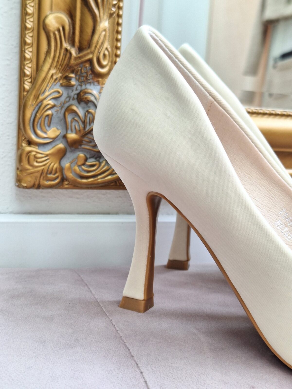 Dámske béžové lodičky s brošňou na podpätku 9cm NATALY