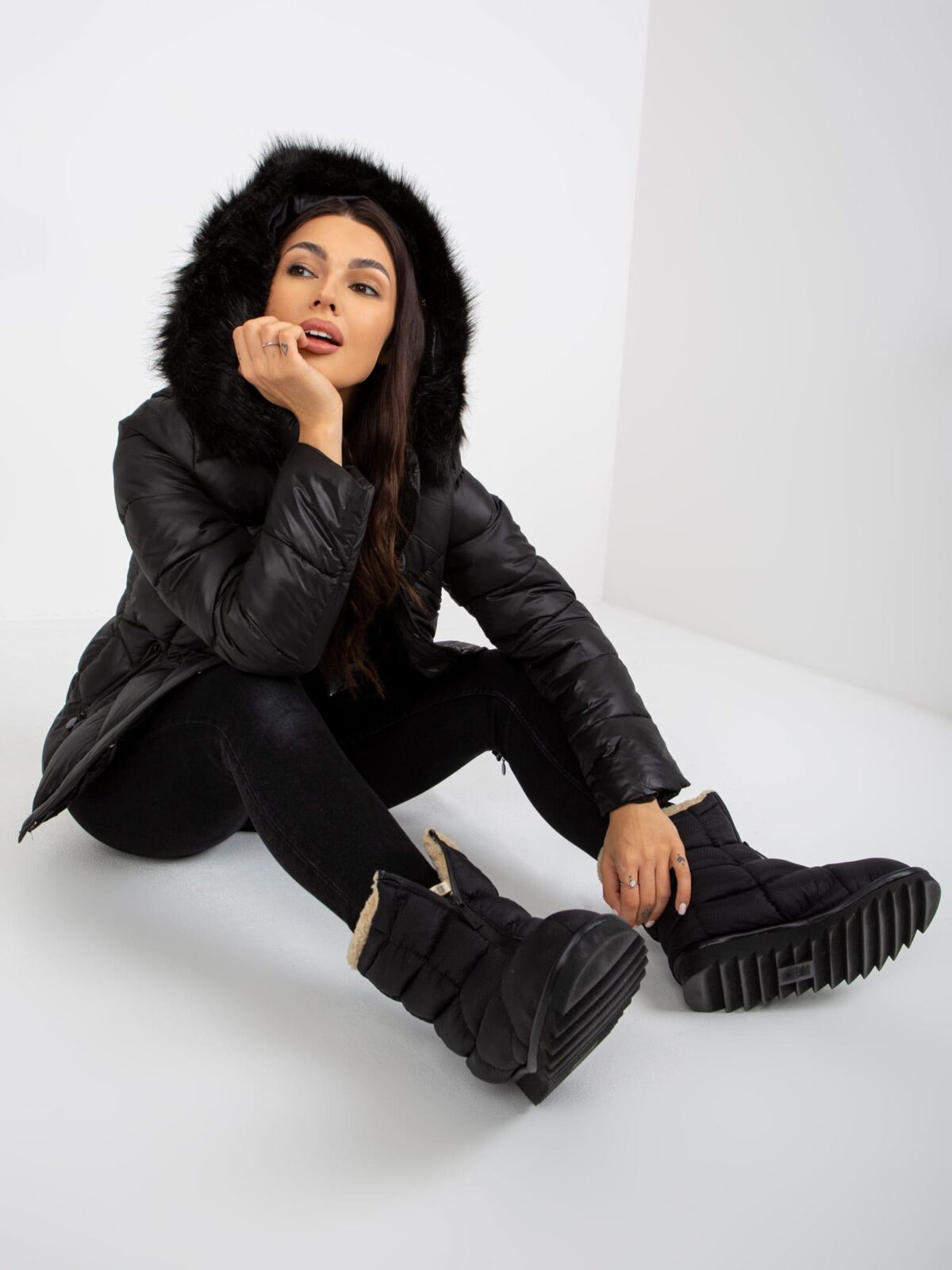 Dámska krátka čierna zimná bunda WINTER SHORT s kapucňou